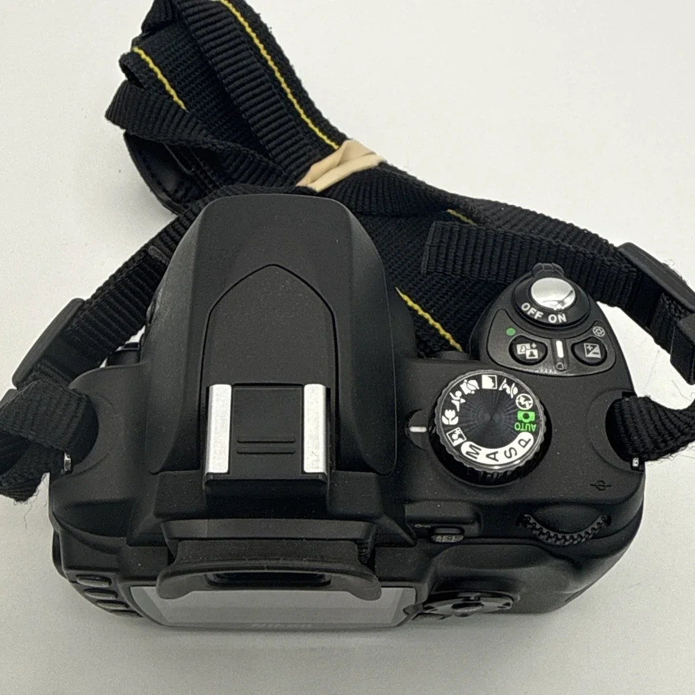 Nikon D60 10.2MP DSLR Camera Body Kit w/ Battery Charger & Carry Bag Tested